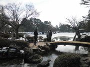 110206徽軫灯籠と霞ヶ池と内橋亭@エコカフェ.JPG
